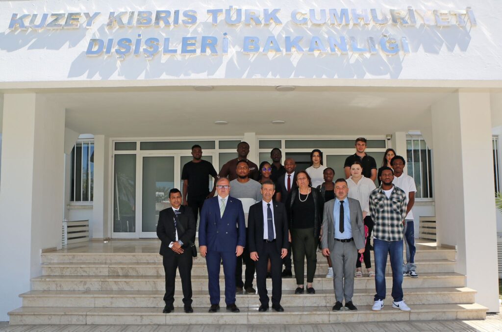 Foreign Minister Ertuğruloğlu receives students from Newcastle University and Girne American University | Turkish Republic of Northern Cyprus