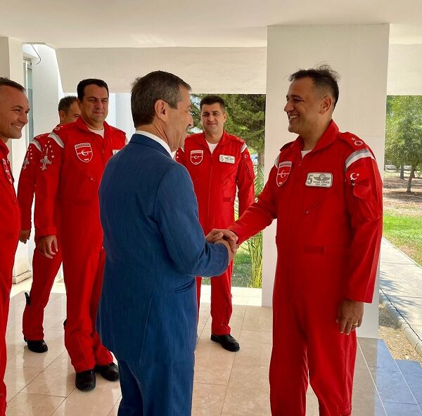 Foreign Minister Ertuğruloğlu receives Turkish Stars | Turkish Republic of Northern Cyprus