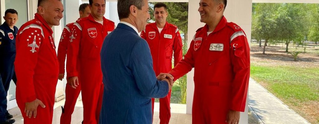 Foreign Minister Ertuğruloğlu receives Turkish Stars | Turkish Republic of Northern Cyprus