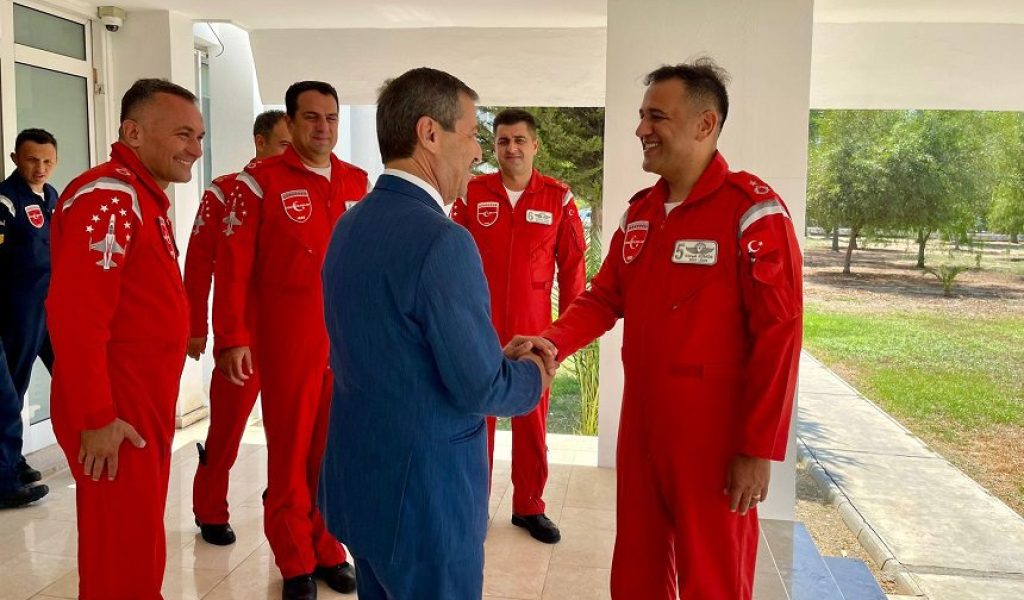 Foreign Minister Ertuğruloğlu receives Turkish Stars | Turkish Republic of Northern Cyprus